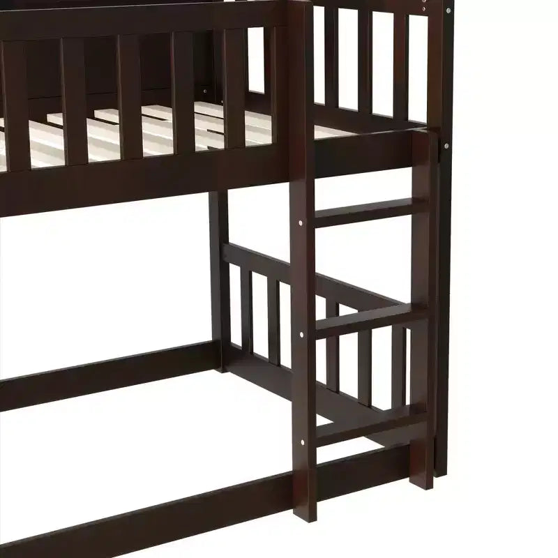 Litera triple de madera de caucho con literas desmontables, escaleras y barandillas