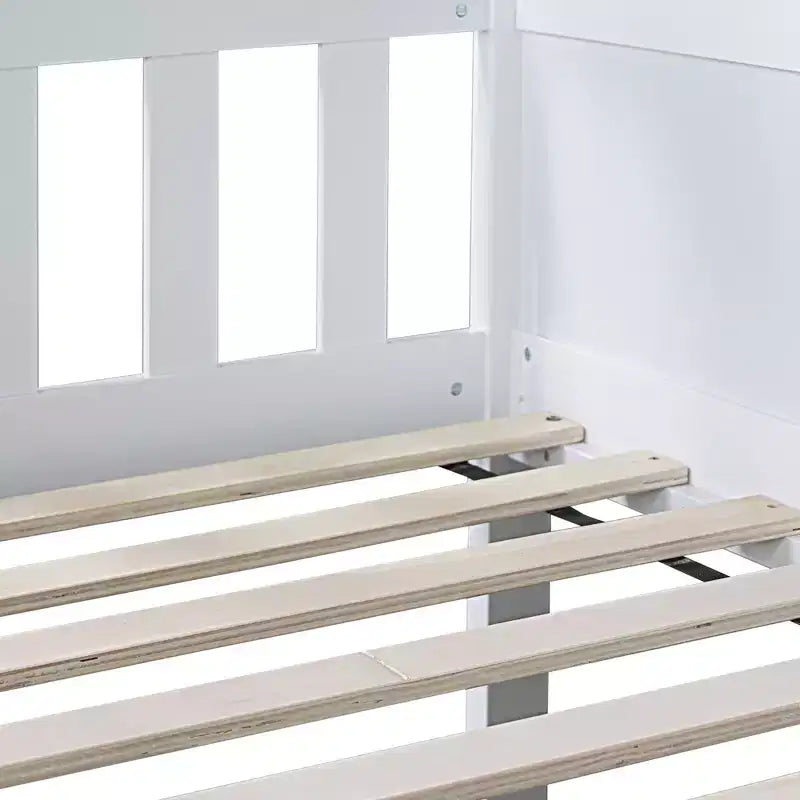 Litera triple de madera de caucho con literas desmontables, escaleras y barandillas