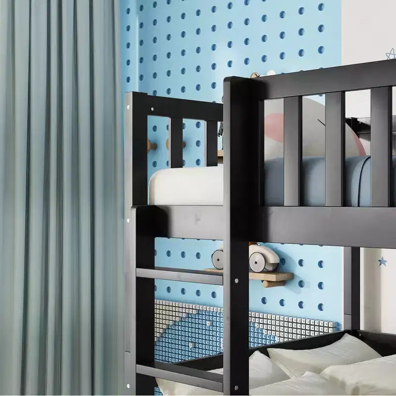 Litera triple de madera de caucho con literas desmontables, escaleras y barandillas
