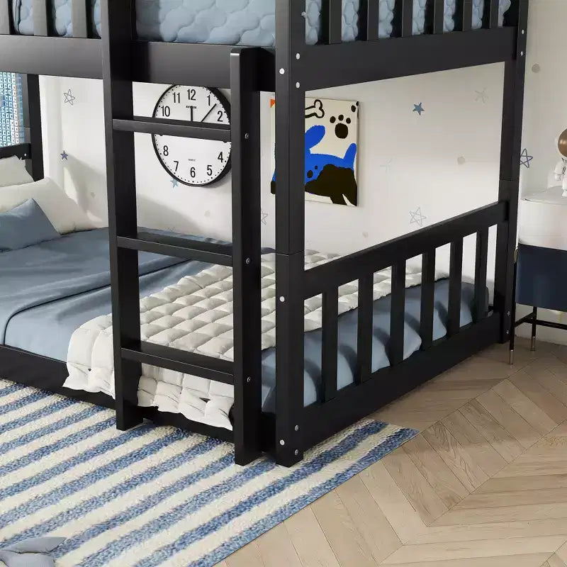 Litera triple de madera de caucho con literas desmontables, escaleras y barandillas