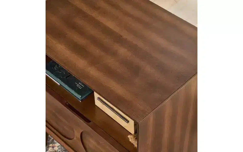 Mesa de Noche Empotrada Moderna de Mediados de Siglo con Almacenamiento Abierto, Cajones, Tomas de Corriente y Patas de Madera Maciza, Acabado Nogal