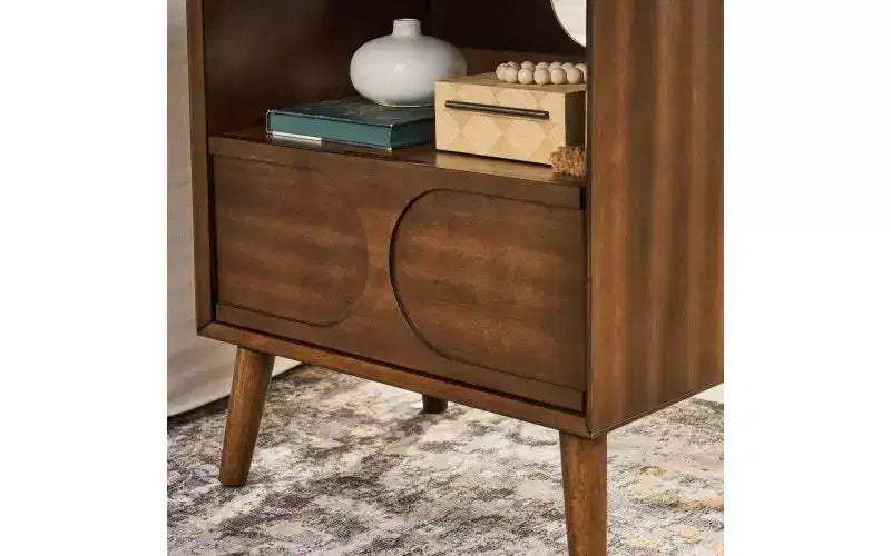 Mesa de Noche Empotrada Moderna de Mediados de Siglo con Almacenamiento Abierto, Cajones, Tomas de Corriente y Patas de Madera Maciza, Acabado Nogal