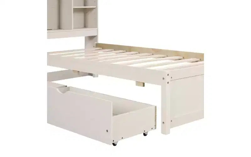 Estructura de cama matrimonial moderna de 87 pulgadas con cabecera de dos niveles estilo librero, puertos USB integrados y dos cajones. Acabado blanqueado