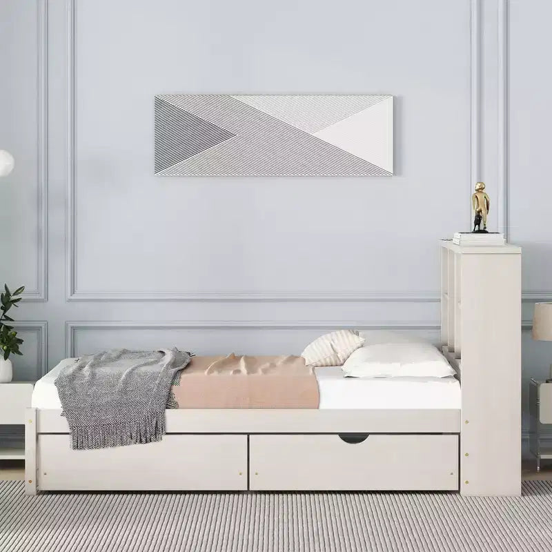 Estructura de cama matrimonial moderna de 87 pulgadas con cabecera de dos niveles estilo librero, puertos USB integrados y dos cajones. Acabado blanqueado