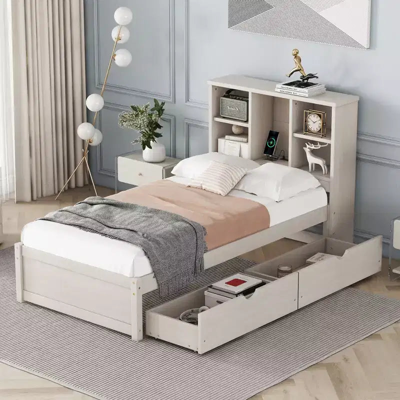 Estructura de cama matrimonial moderna de 87 pulgadas con cabecera de dos niveles estilo librero, puertos USB integrados y dos cajones. Acabado blanqueado