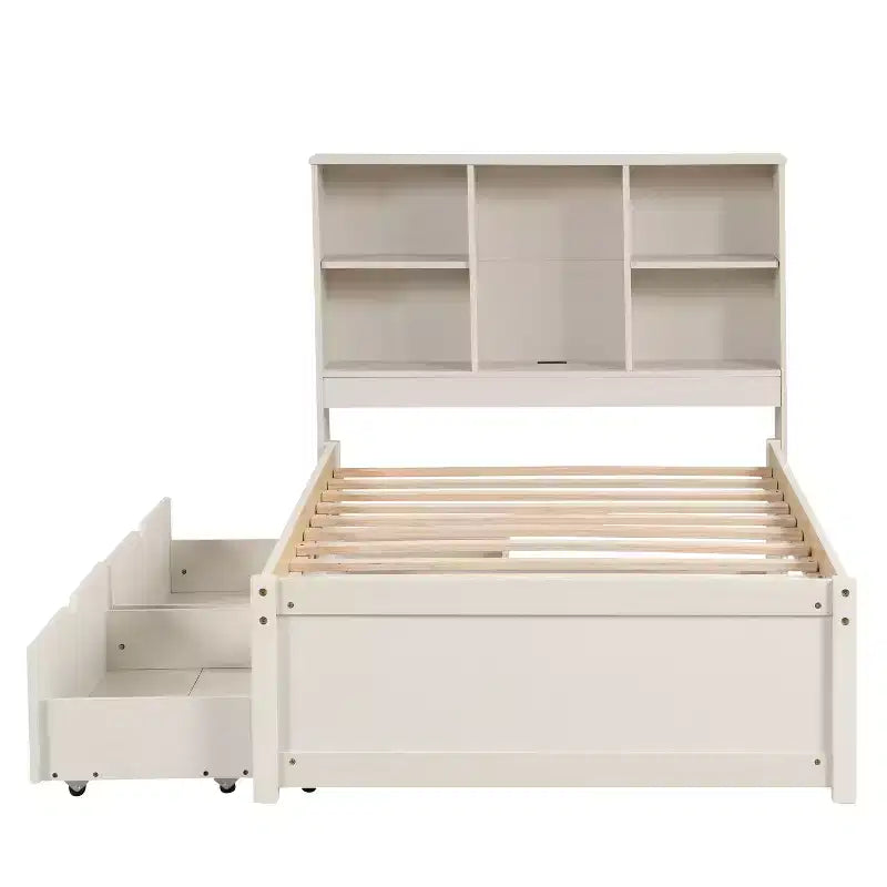 Estructura de cama matrimonial moderna de 87 pulgadas con cabecera de dos niveles estilo librero, puertos USB integrados y dos cajones. Acabado blanqueado