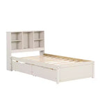 Estructura de cama matrimonial moderna de 87 pulgadas con cabecera de dos niveles estilo librero, puertos USB integrados y dos cajones. Acabado blanqueado