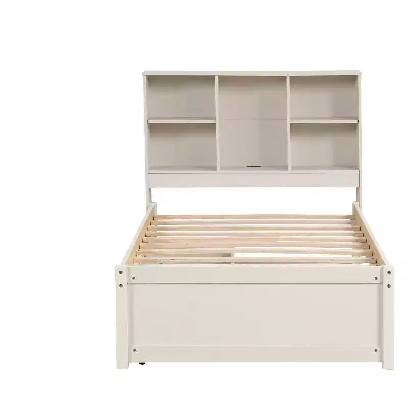 Estructura de cama matrimonial moderna de 87 pulgadas con cabecera de dos niveles estilo librero, puertos USB integrados y dos cajones. Acabado blanqueado