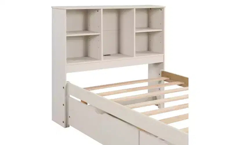 Estructura de cama matrimonial moderna de 87 pulgadas con cabecera de dos niveles estilo librero, puertos USB integrados y dos cajones. Acabado blanqueado
