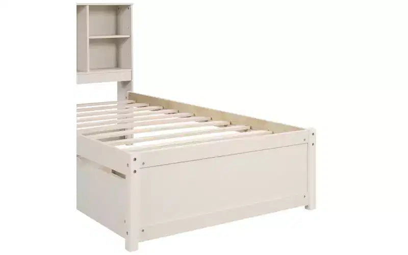 Estructura de cama matrimonial moderna de 87 pulgadas con cabecera de dos niveles estilo librero, puertos USB integrados y dos cajones. Acabado blanqueado