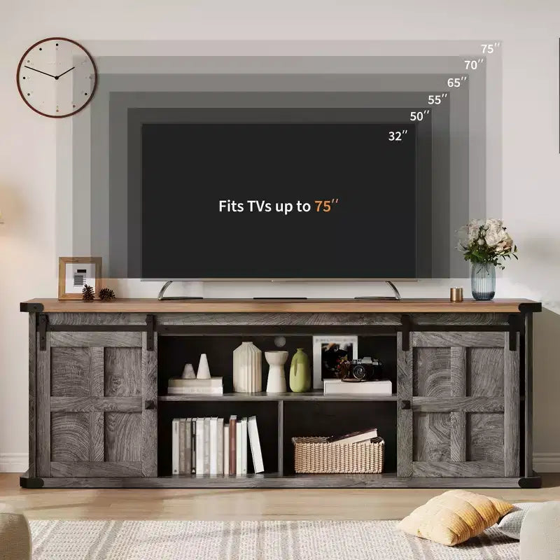 Mueble de TV estilo granja para televisores de 75 pulgadas con toma de corriente, centro de entretenimiento largo con puertas corredizas de granero para sala de estar, dormitorio, blanco y negro