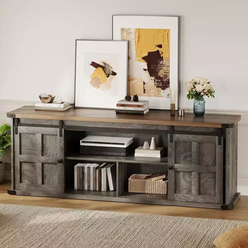 Mueble de TV estilo granja para televisores de 75 pulgadas con toma de corriente, centro de entretenimiento largo con puertas corredizas de granero para sala de estar, dormitorio, blanco y negro
