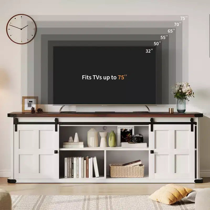 Mueble de TV estilo granja para televisores de 75 pulgadas con toma de corriente, centro de entretenimiento largo con puertas corredizas de granero para sala de estar, dormitorio, blanco y negro