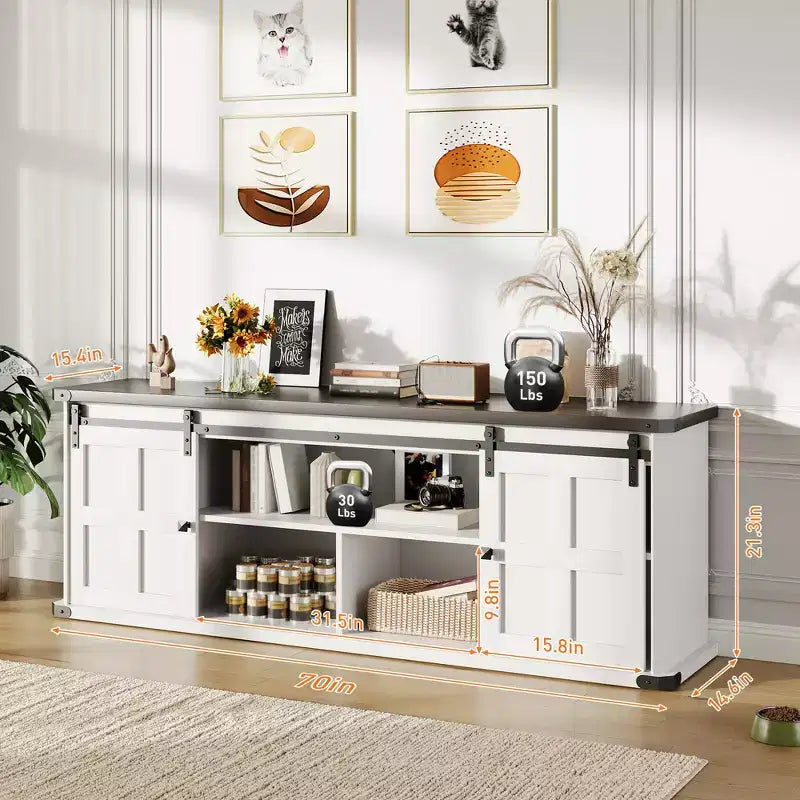 Mueble de TV estilo granja para televisores de 75 pulgadas con toma de corriente, centro de entretenimiento largo con puertas corredizas de granero para sala de estar, dormitorio, blanco y negro