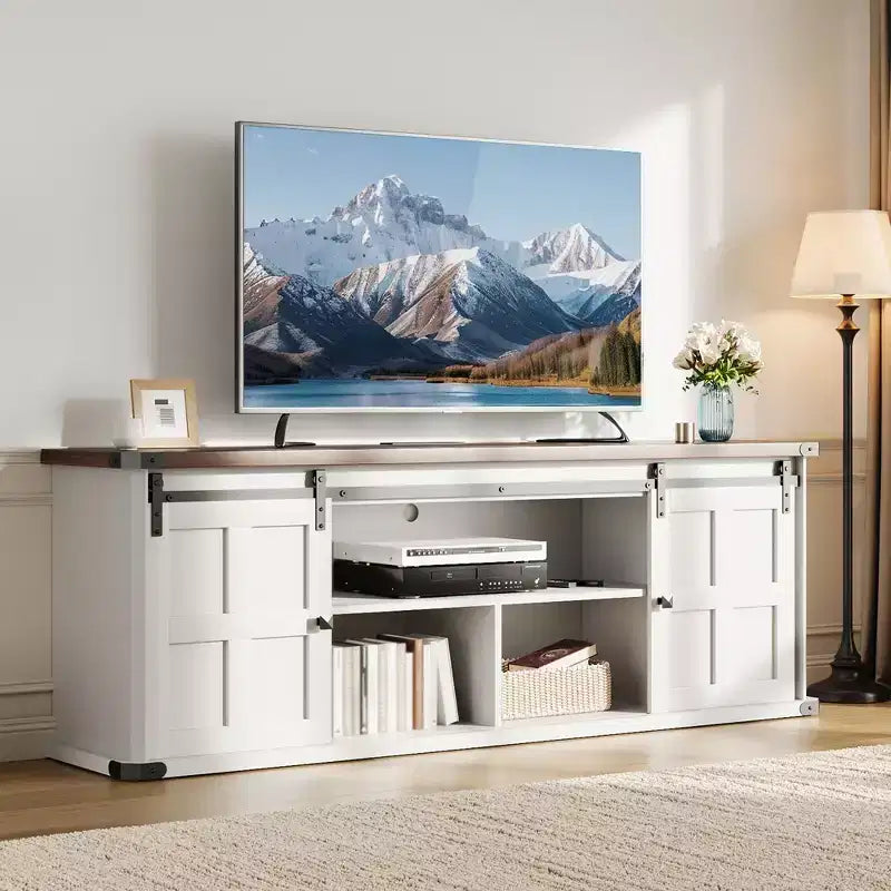 Mueble de TV estilo granja para televisores de 75 pulgadas con toma de corriente, centro de entretenimiento largo con puertas corredizas de granero para sala de estar, dormitorio, blanco y negro