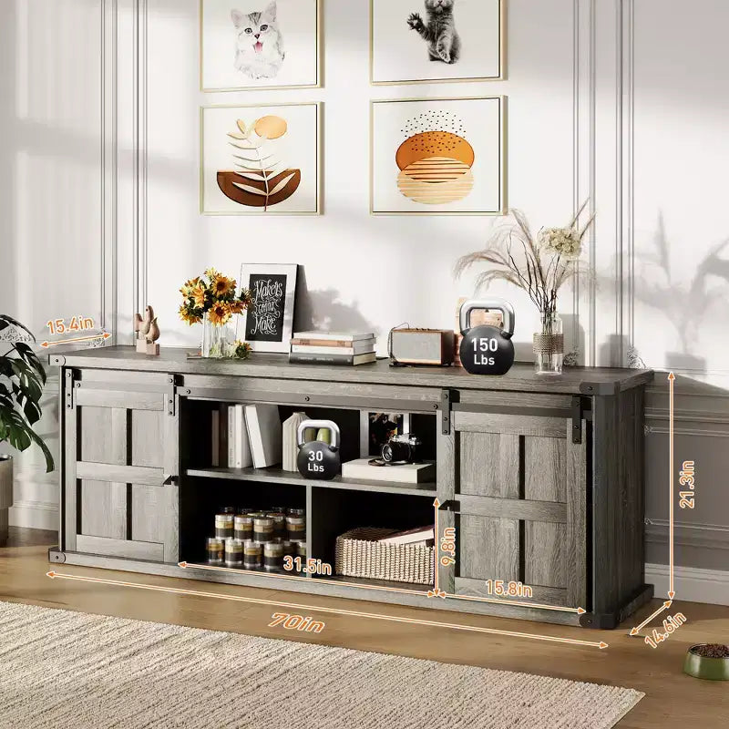Mueble de TV estilo granja para televisores de 75 pulgadas con toma de corriente, centro de entretenimiento largo con puertas corredizas de granero para sala de estar, dormitorio, blanco y negro