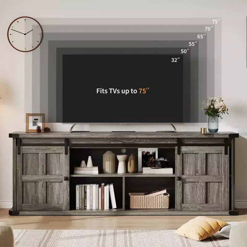 Mueble de TV estilo granja para televisores de 75 pulgadas con toma de corriente, centro de entretenimiento largo con puertas corredizas de granero para sala de estar, dormitorio, blanco y negro