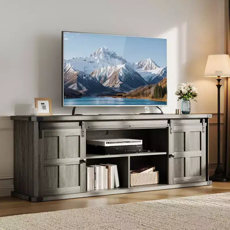 Mueble de TV estilo granja para televisores de 75 pulgadas con toma de corriente, centro de entretenimiento largo con puertas corredizas de granero para sala de estar, dormitorio, blanco y negro