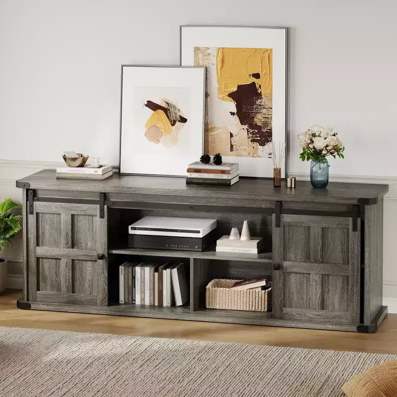 Mueble de TV estilo granja para televisores de 75 pulgadas con toma de corriente, centro de entretenimiento largo con puertas corredizas de granero para sala de estar, dormitorio, blanco y negro