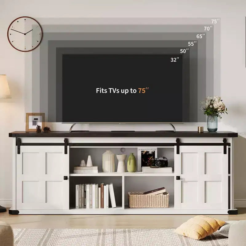 Mueble de TV estilo granja para televisores de 75 pulgadas con toma de corriente, centro de entretenimiento largo con puertas corredizas de granero para sala de estar, dormitorio, blanco y negro