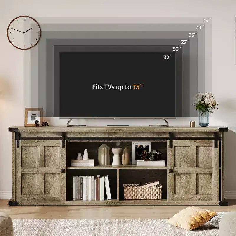 Mueble de TV estilo granja para televisores de 75 pulgadas con toma de corriente, centro de entretenimiento largo con puertas corredizas de granero para sala de estar, dormitorio, blanco y negro