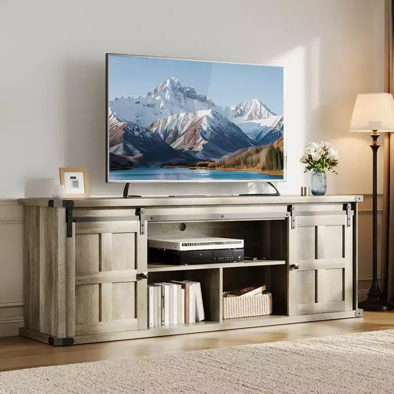 Mueble de TV estilo granja para televisores de 75 pulgadas con toma de corriente, centro de entretenimiento largo con puertas corredizas de granero para sala de estar, dormitorio, blanco y negro