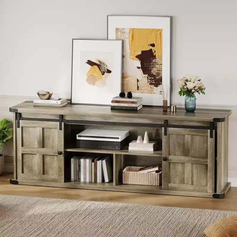 Mueble de TV estilo granja para televisores de 75 pulgadas con toma de corriente, centro de entretenimiento largo con puertas corredizas de granero para sala de estar, dormitorio, blanco y negro