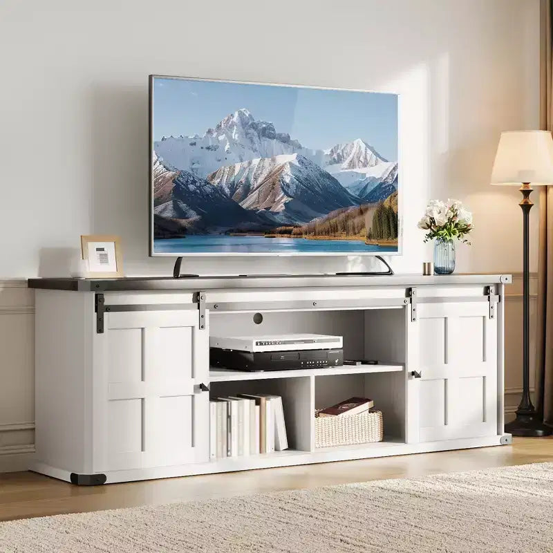 Mueble de TV estilo granja para televisores de 75 pulgadas con toma de corriente, centro de entretenimiento largo con puertas corredizas de granero para sala de estar, dormitorio, blanco y negro