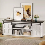 Mueble de TV estilo granja para televisores de 75 pulgadas con toma de corriente, centro de entretenimiento largo con puertas corredizas de granero para sala de estar, dormitorio, blanco y negro