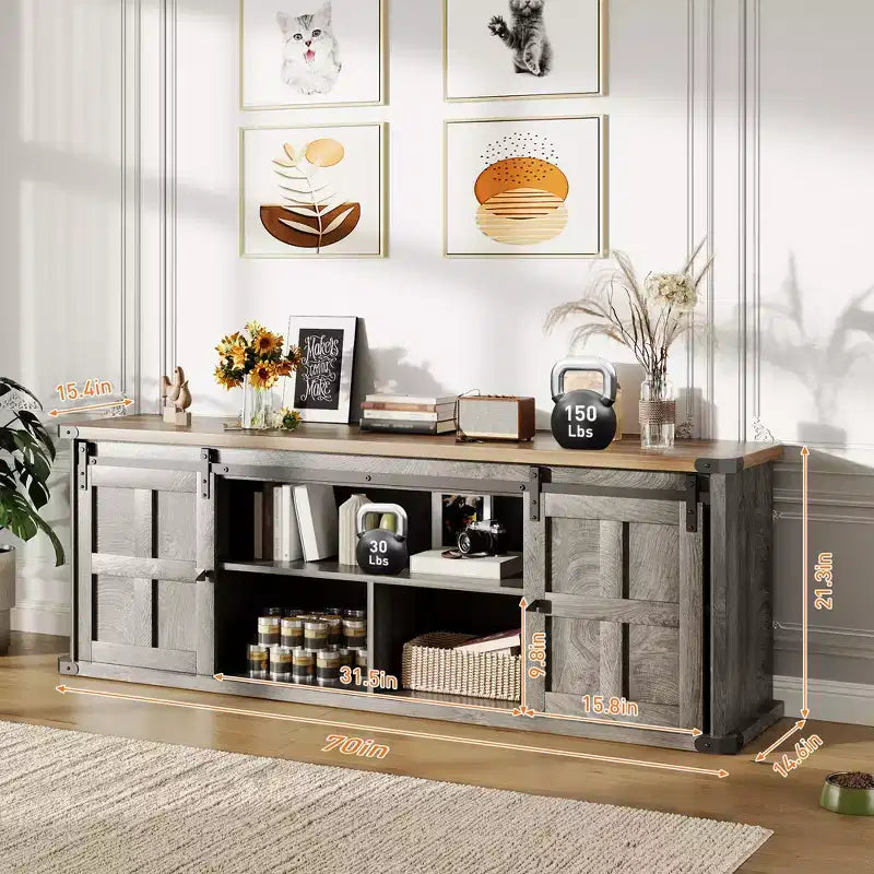 Mueble de TV estilo granja para televisores de 75 pulgadas con toma de corriente, centro de entretenimiento largo con puertas corredizas de granero para sala de estar, dormitorio, blanco y negro