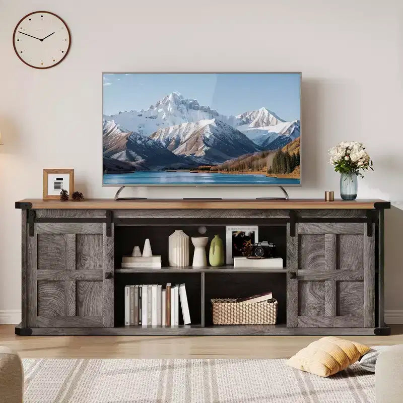 Mueble de TV estilo granja para televisores de 75 pulgadas con toma de corriente, centro de entretenimiento largo con puertas corredizas de granero para sala de estar, dormitorio, blanco y negro