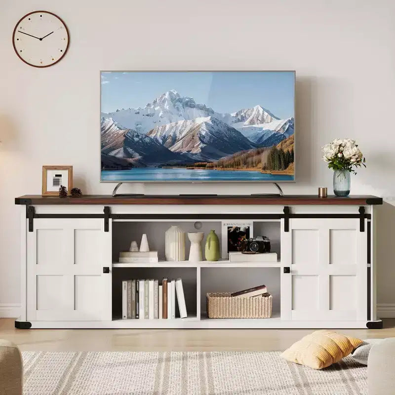 Mueble de TV estilo granja para televisores de 75 pulgadas con toma de corriente, centro de entretenimiento largo con puertas corredizas de granero para sala de estar, dormitorio, blanco y negro