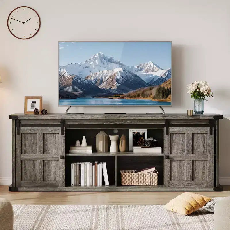 Mueble de TV estilo granja para televisores de 75 pulgadas con toma de corriente, centro de entretenimiento largo con puertas corredizas de granero para sala de estar, dormitorio, blanco y negro