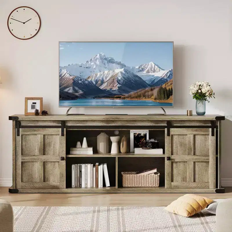 Mueble de TV estilo granja para televisores de 75 pulgadas con toma de corriente, centro de entretenimiento largo con puertas corredizas de granero para sala de estar, dormitorio, blanco y negro