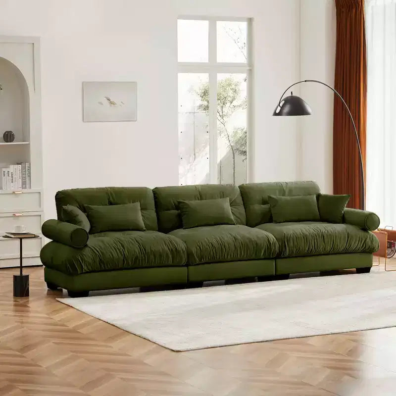 Sofá moderno de terciopelo extragrande de 3 plazas con asiento y respaldo cómodos tipo nube, con cojines lumbares y decorativos, color verde oliva.