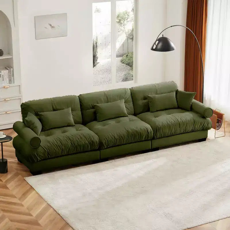 Sofá moderno de terciopelo extragrande de 3 plazas con asiento y respaldo cómodos tipo nube, con cojines lumbares y decorativos, color verde oliva.