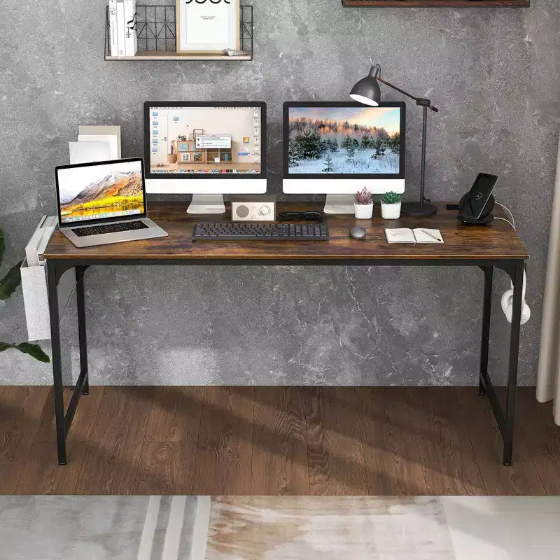 Escritorio moderno para computadora de 60" con estación de carga, bolsa de almacenamiento y gancho para auriculares, color marrón