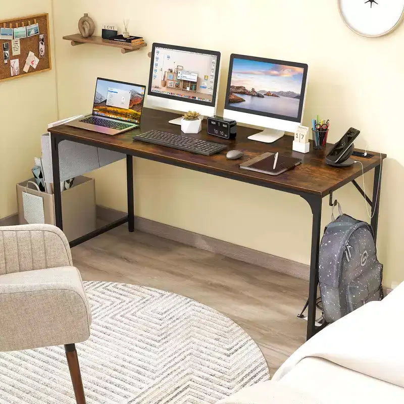 Escritorio moderno para computadora de 60" con estación de carga, bolsa de almacenamiento y gancho para auriculares, color marrón